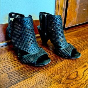 Vince Camuto Emmbell Leather Cut Out Cage Sandals Black - 8 1/2M/39